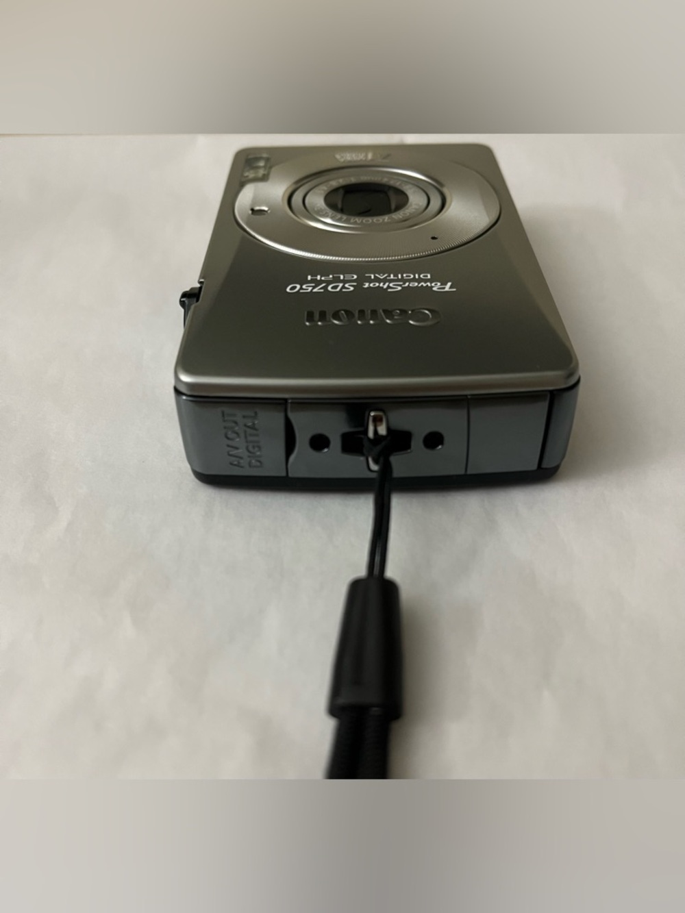 Canon PowerShot SD750 Digital Elph Camera - Silver - Picture 5 of 14